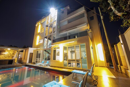 Luxurious and private villa,4km to Entebbe international airport and 2km to town