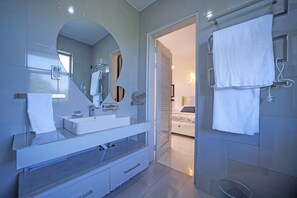 Douche, sèche-cheveux, bidet, serviettes fournies