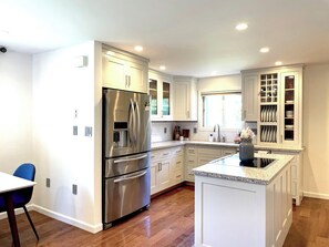 Fridge, microwave, oven, stovetop - Modern Loon Ski Escape • Deck + Family Space (Woodstock)