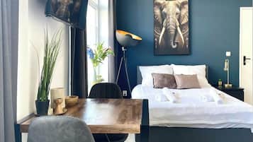 Een bureau, een strijkplank/strijkijzer, gratis wifi, beddengoed