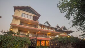 Un edificio de varios pisos con estilo arquitectónico tradicional, que cuenta con balcones y un patio central.