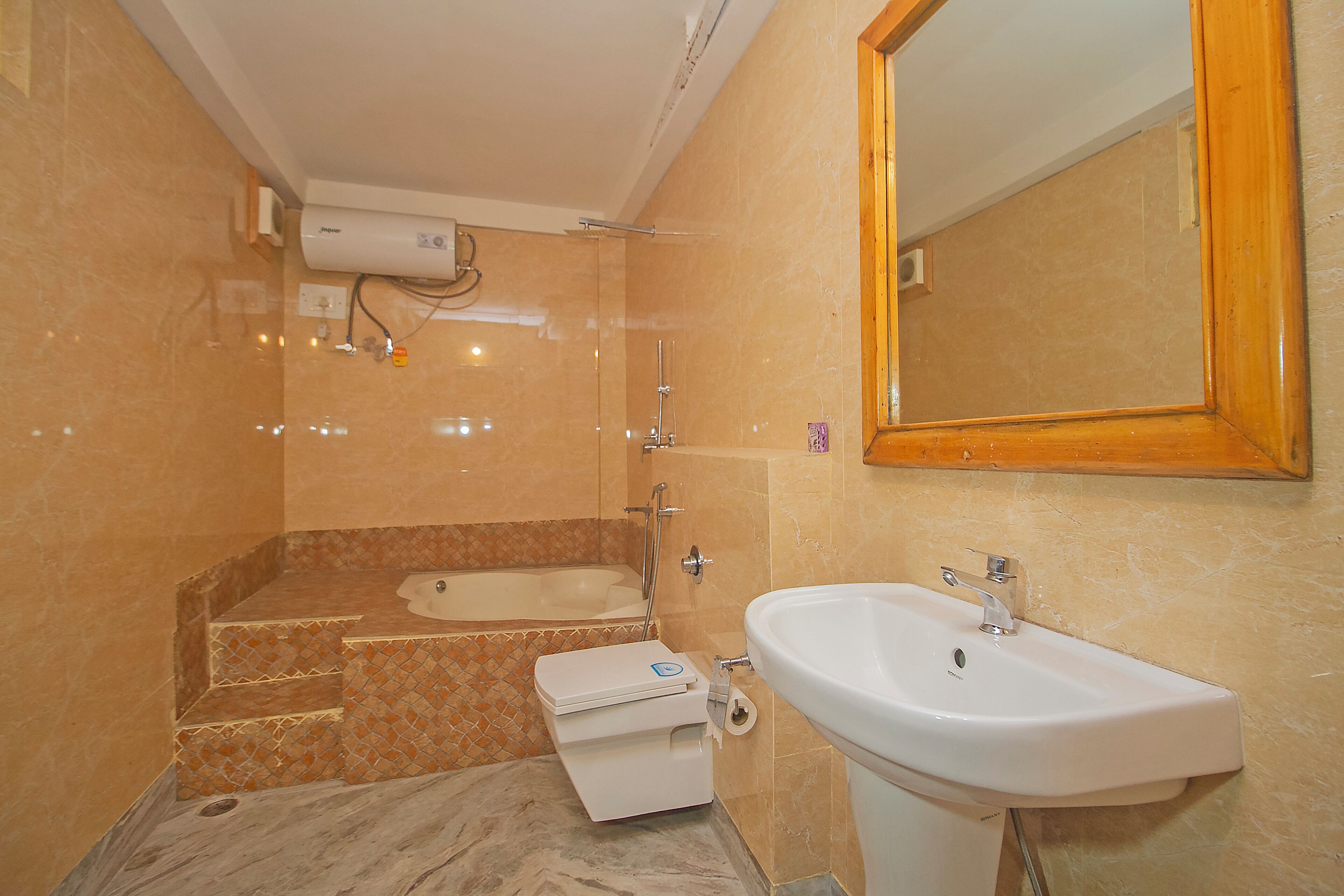 Un bagno con una vasca, un lavandino e un water.