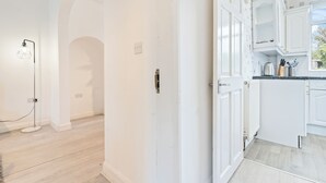 A modern kitchen with white cabinetry, a countertop, and a window. - Spacious 3-bed House in Birmingham (Birmingham)