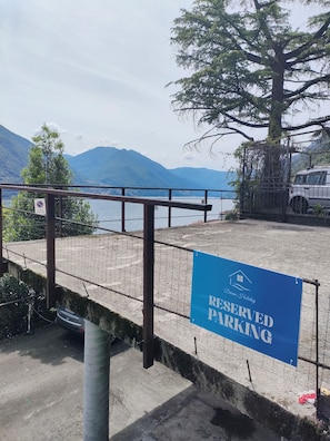 Vista de un paisaje montañoso con un letrero que indica estacionamiento reservado.
