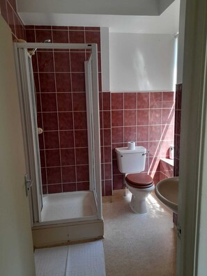 Classic Double Room | Bathroom | Hair dryer, towels - Harleys Aberystwyth (Aberystwyth)