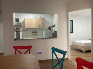 3 soverom, skrivebord, strykejern/-brett og reiseseng for barn