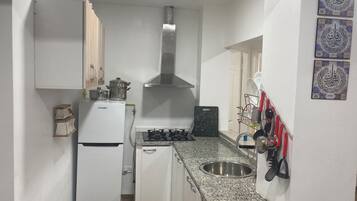 Kühlschrank, Mikrowelle, Herdplatte, Geschirrspüler