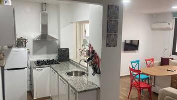 Refrigerador, microondas, placa de cocina, lavavajillas