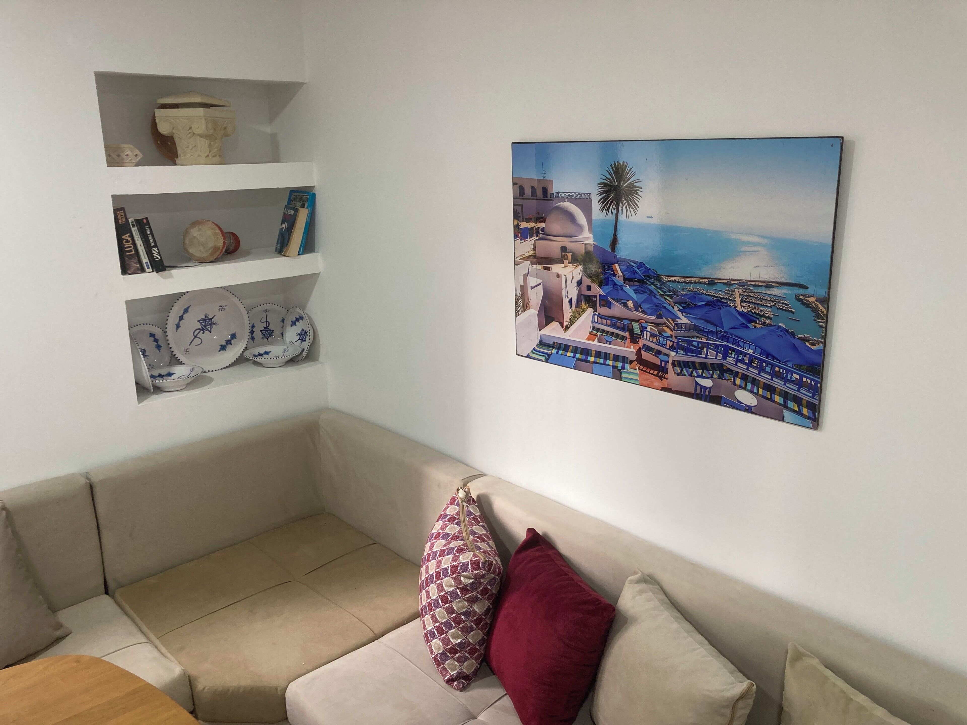 Een smart-tv en boeken