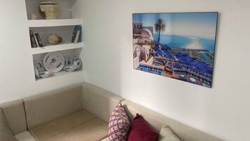 Een smart-tv en boeken