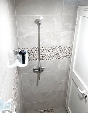 Haartrockner, Handtücher, Seife, Shampoo