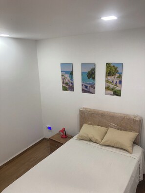 3 chambres, bureau, fer et planche à repasser, lit de bébé portatif