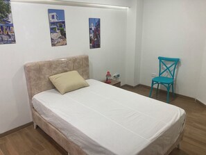 3 Schlafzimmer, Schreibtisch, Bügeleisen/Bügelbrett, Reisekinderbett