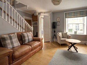 TV - A quaint and quirky 1-bedroom cottage on the Main Street of the coastal village of Golspie. (Golspie)