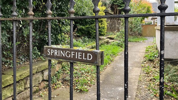 A metal gate with a sign that reads "SPRINGFIELD". - A quirky 2-bedroom town house just out of the centre of Tain. (Tain)