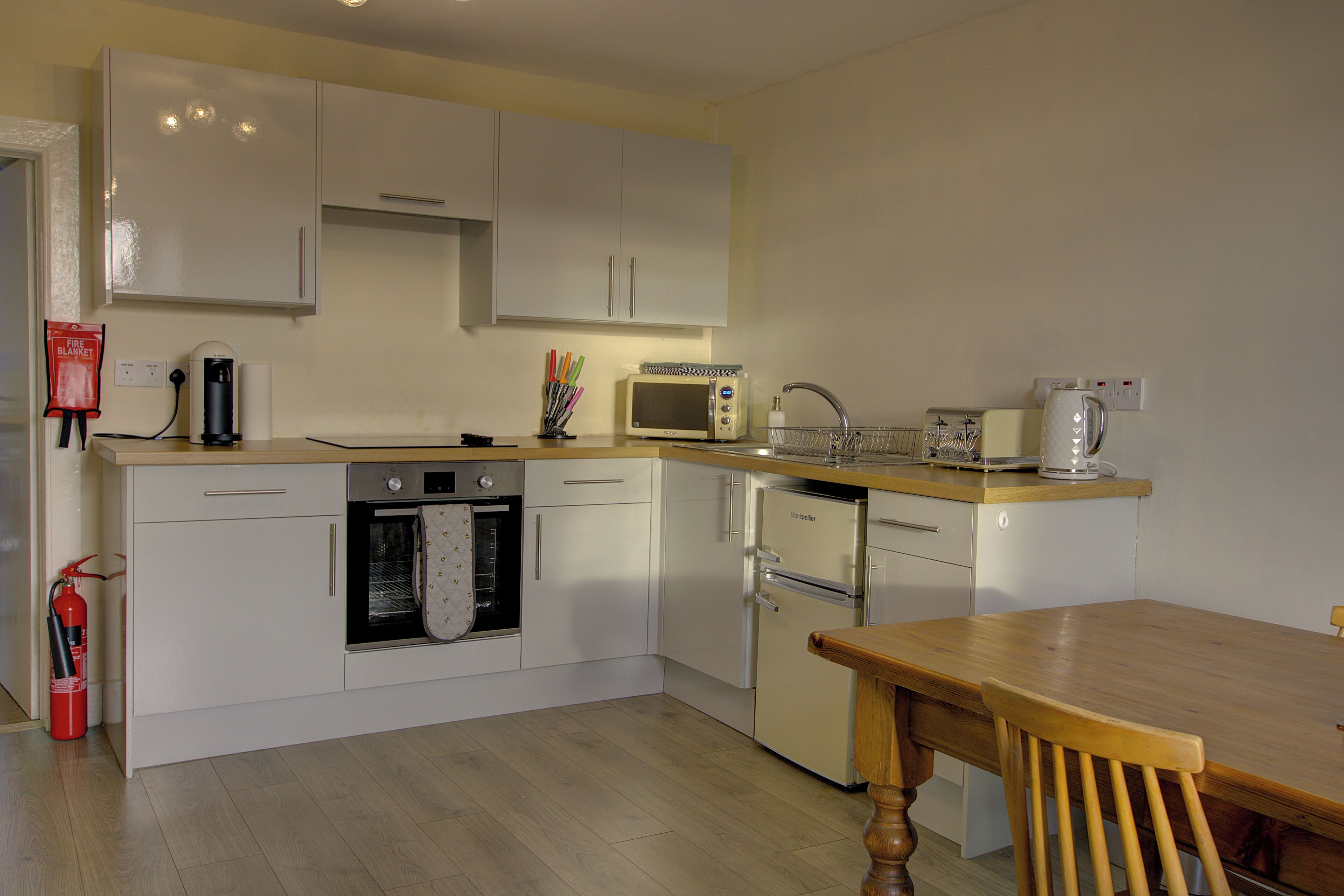 Jääkaappi, mikroaaltouuni, uuni, astianpesukone