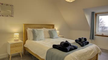 2 habitaciones, tabla de planchar con plancha y ropa de cama