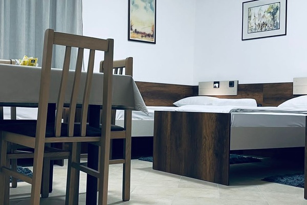 Quarto quádruplo | Espaço de trabalho para notebook, Wi-Fi de cortesia