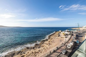 On the beach - Elegant seaview apartment in the heart of Bugibba. Enjoy modern design, a cozy bedroom, and a bright living area with a private terrace overlooking the Mediterranean — perfect for a relaxing coastal getaway. (San Pawl il-Baħar)