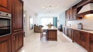 Una cocina moderna con armarios de madera, encimera de mármol y una isla central.
