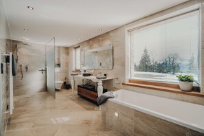 Departamento, balcón, vista a la montaña | Baño | Secadora de cabello, pantuflas, toallas, jabón 