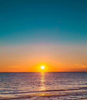 Na praia, espreguiçadeiras 