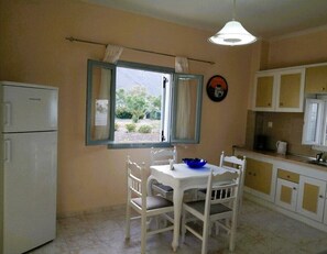 Geladeira, fogão, cooktop, cafeteira/chaleira