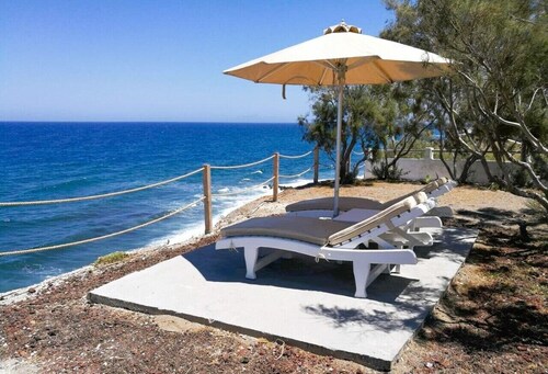 Hilltop Serenity Villa, Beachside Sunrise Haven