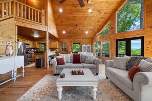 TV, fireplace, books, offices - Tranquil Ridge- View, pet friendly, hot tub, sauna (Epworth)