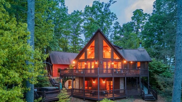 A log cabin with a balcony, surrounded by trees. - Tranquil Ridge- View, pet friendly, hot tub, sauna (Epworth)