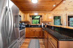 Fridge, microwave, oven, stovetop - Tranquil Ridge- View, pet friendly, hot tub, sauna (Epworth)