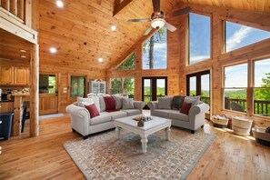 TV, fireplace, books, offices - Tranquil Ridge- View, pet friendly, hot tub, sauna (Epworth)