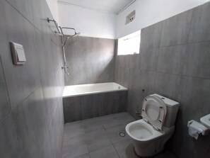 Huis | Badkamer | Een douche, handdoeken