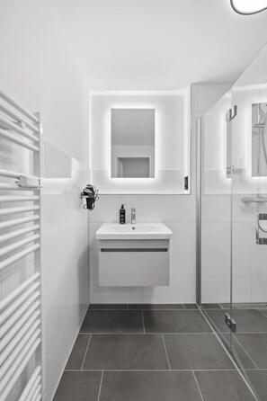Phòng Suite tiện nghi đơn giản | Phòng tắm | Đồ dùng nhà tắm miễn phí, máy sấy tóc, khăn tắm, xà phòng