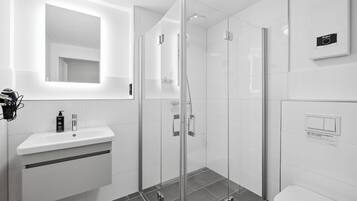 Suite | Badkamer | Gratis toiletartikelen, een haardroger, handdoeken, zeep