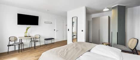 Comfort Suite | Individually decorated, individually furnished, desk, laptop workspace