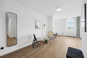 Comfort Suite | Individually decorated, individually furnished, desk, laptop workspace - Limehome Düsseldorf Bahlenstr. (Düsseldorf)