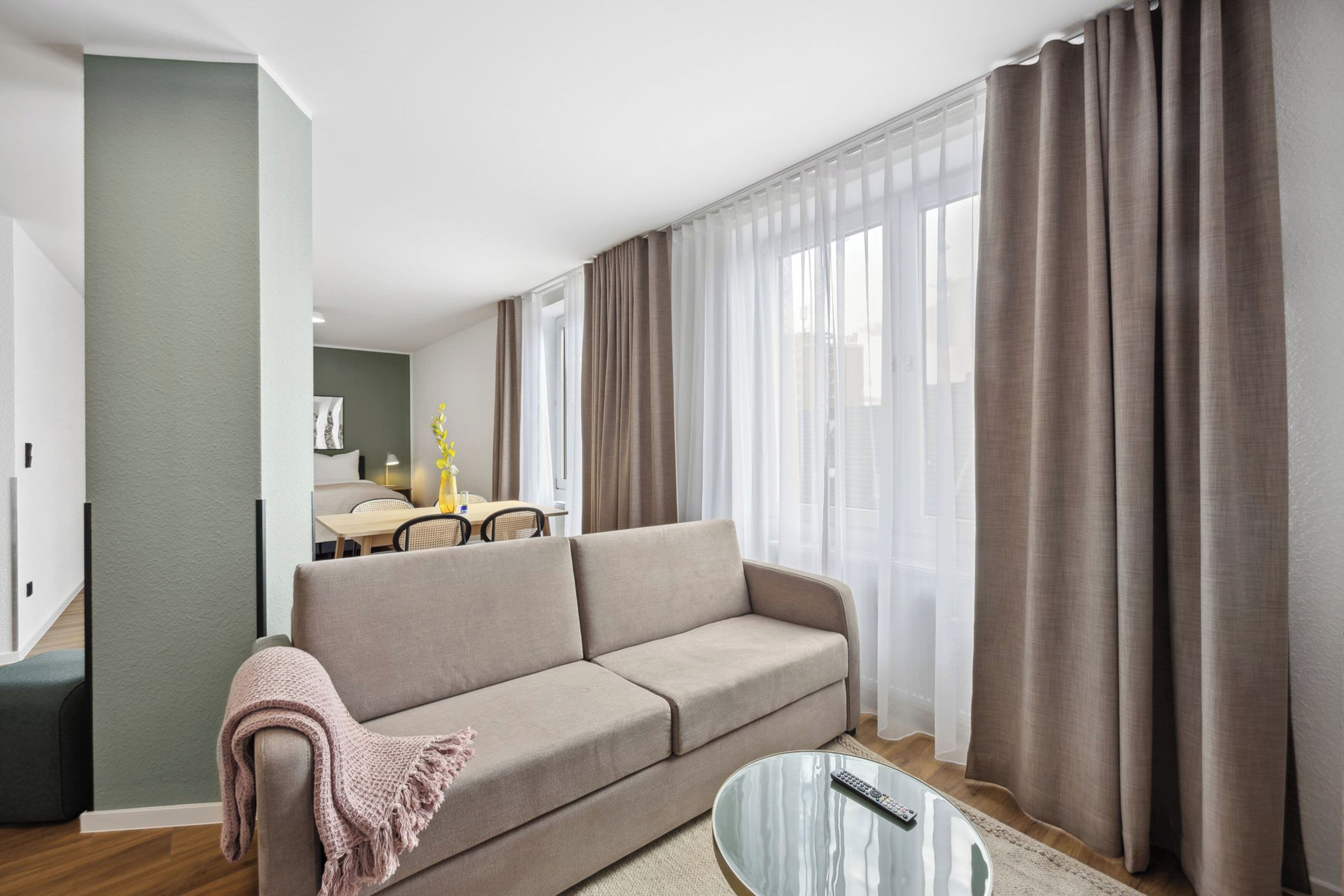 Comfort-Suite (with Sofa Bed) | Individuell dekoriert, individuell eingerichtet, Schreibtisch