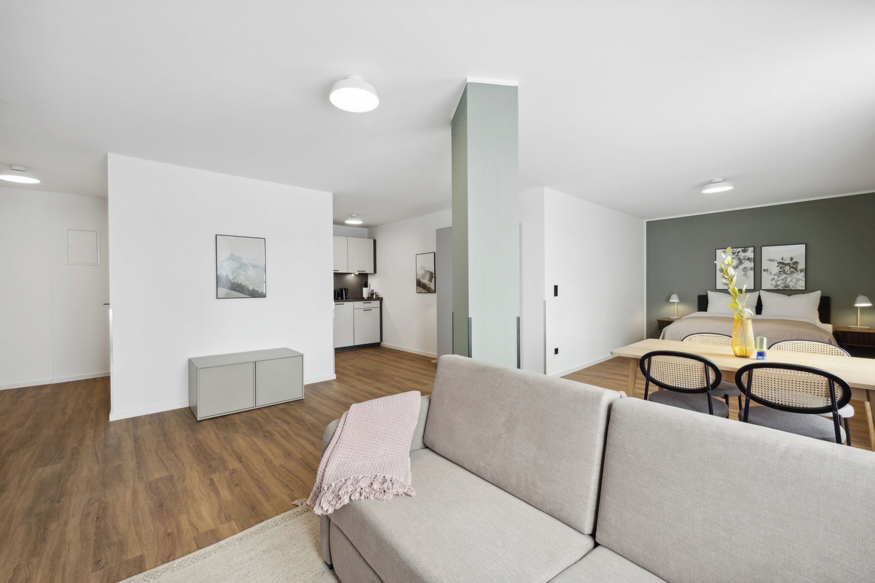 Un appartement moderne comprenant un salon, un coin repas et une cuisine.
