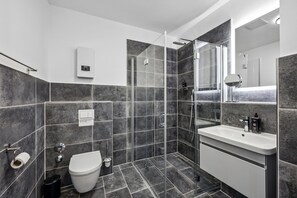 Queen Room | Bathroom | Free toiletries, hair dryer, towels, soap - Limehome Düsseldorf Bahlenstr. (Düsseldorf)