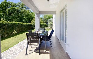 Outdoor dining - Villa Mares 1 with shared pool in a quiet village near Umag (Cepljani)