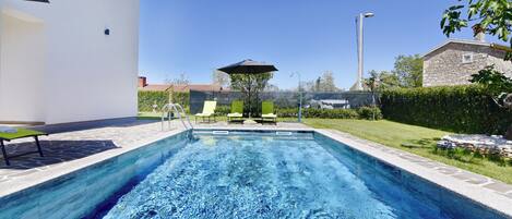 Una piscina al aire libre
