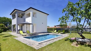 Pool - Villa Mares 1 with shared pool in a quiet village near Umag (Cepljani)