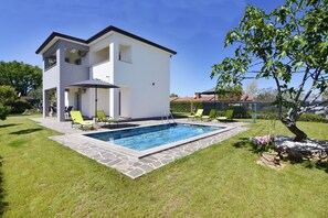 Outdoor pool - Villa Mares 1 with shared pool in a quiet village near Umag (Cepljani)