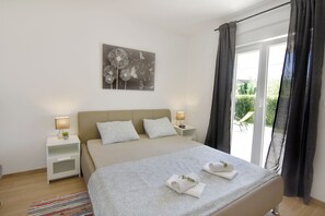 2 bedrooms, free WiFi, bed sheets - Villa Mares 1 with shared pool in a quiet village near Umag (Cepljani)