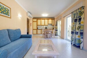 Apartamento estándar, 1 habitación, balcón | Zona de estar | Televisión de pantalla plana de 22 pulgadas con canales por cable