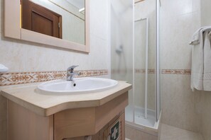 Standard-Apartment, 2 Schlafzimmer, Balkon | Badezimmer | Badewanne, Haartrockner, Handtücher