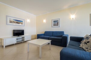 Apartamento estándar, 2 habitaciones, balcón | Zona de estar | Televisión de pantalla plana de 22 pulgadas con canales por cable