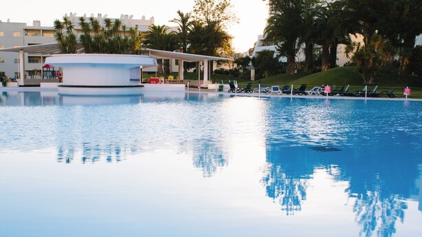 A swimming pool with lounge chairs and a covered seating area. - Vila Marachique - Torralvor (Portimão)