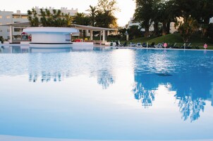 Bar en la piscina